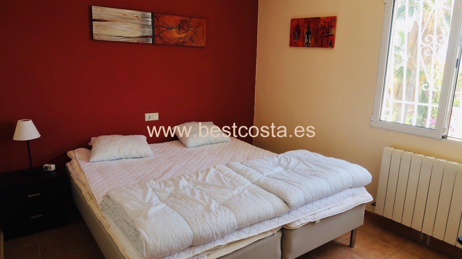4-bedroom villa with breath-taking views, swimming pool and solarium, very private