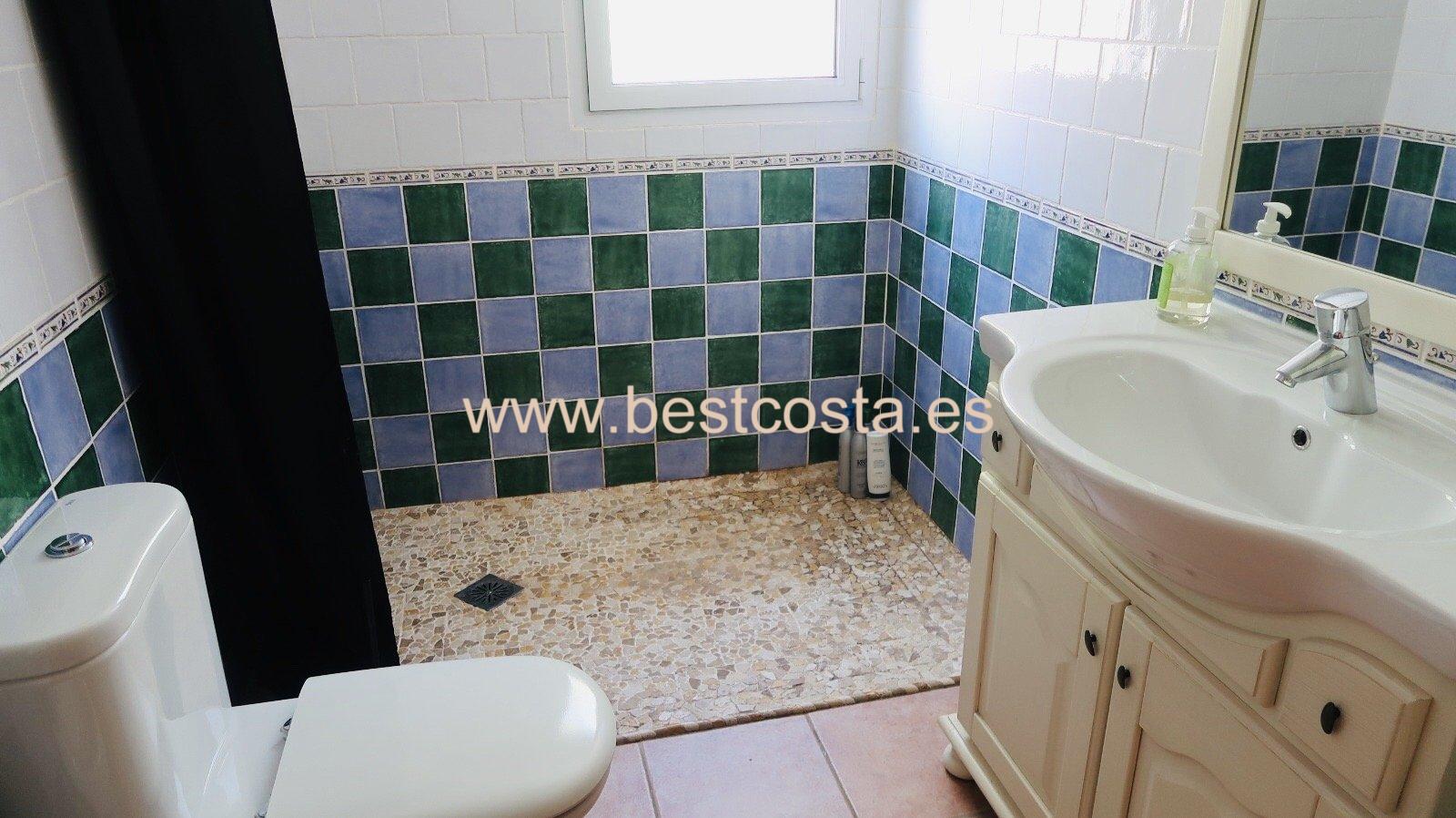 4-bedroom villa with breath-taking views, swimming pool and solarium, very private