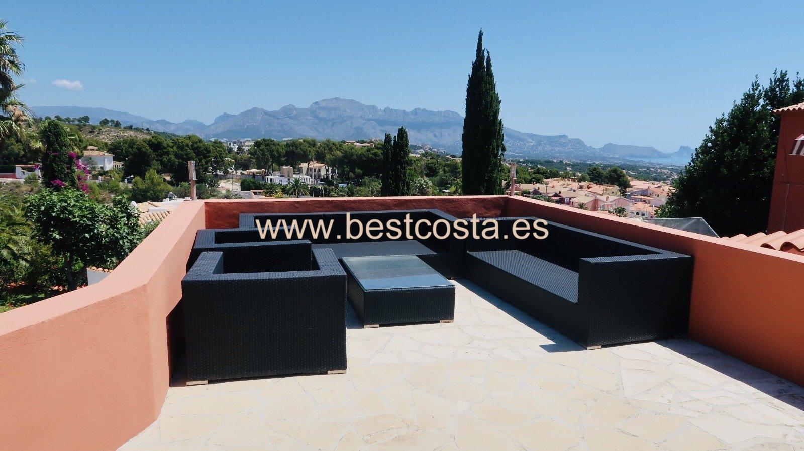 4-bedroom villa with breath-taking views, swimming pool and solarium, very private
