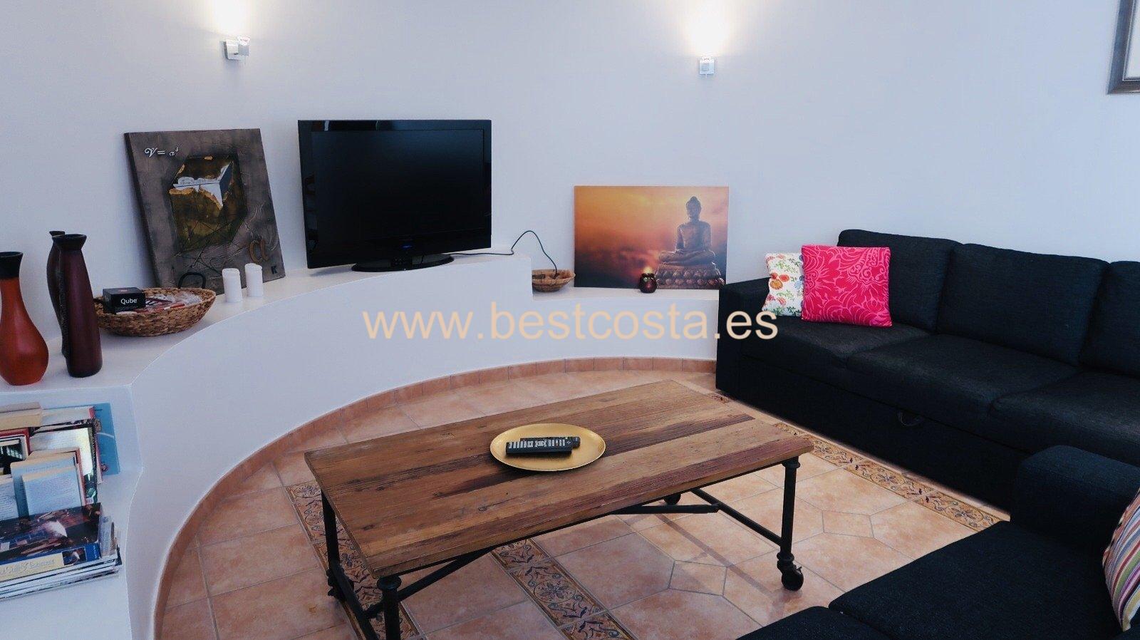 4-bedroom villa with breath-taking views, swimming pool and solarium, very private