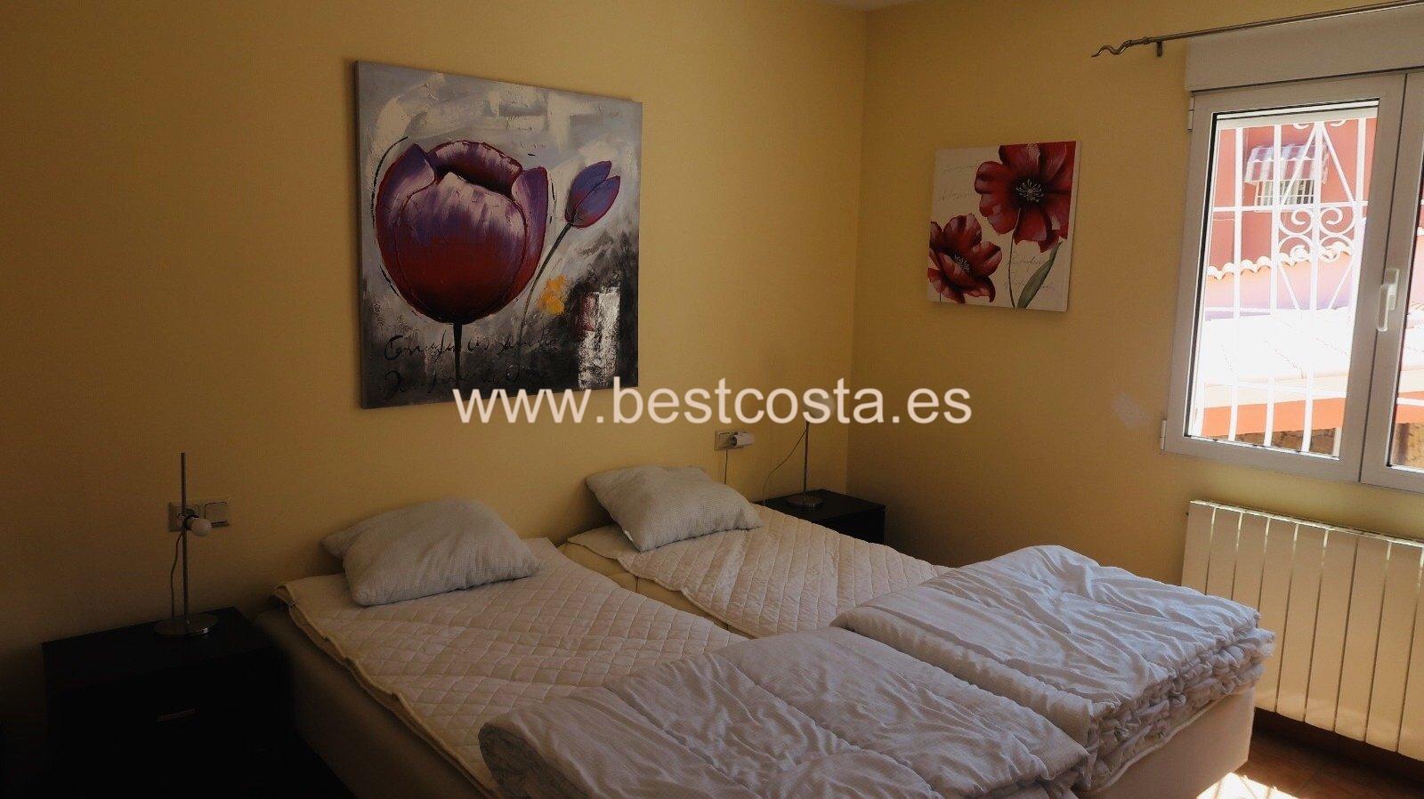 4-bedroom villa with breath-taking views, swimming pool and solarium, very private