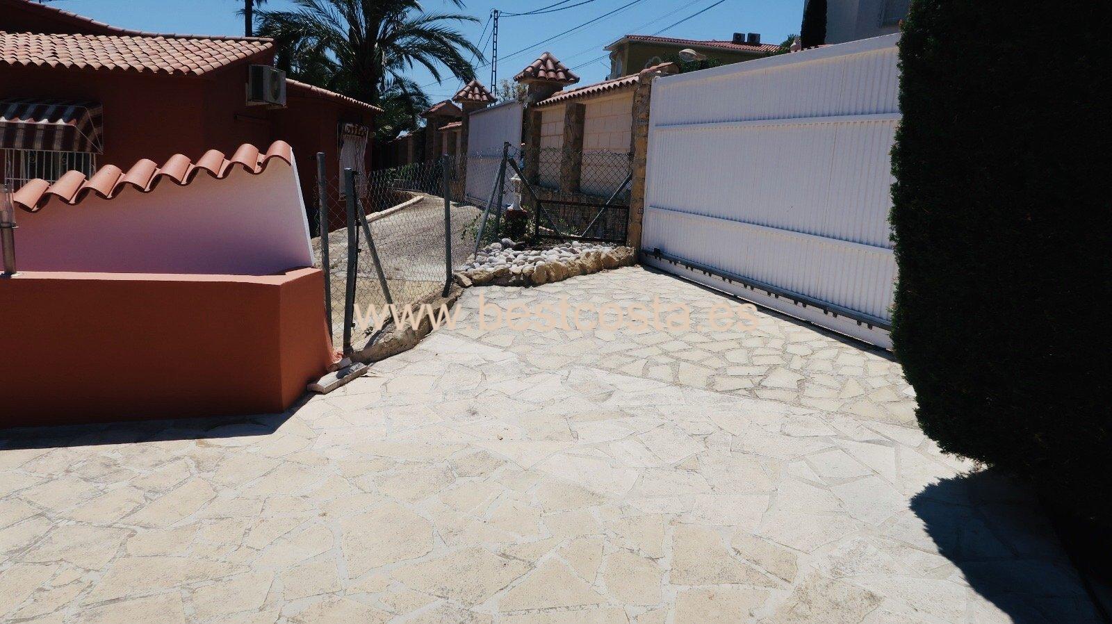 4-bedroom villa with breath-taking views, swimming pool and solarium, very private