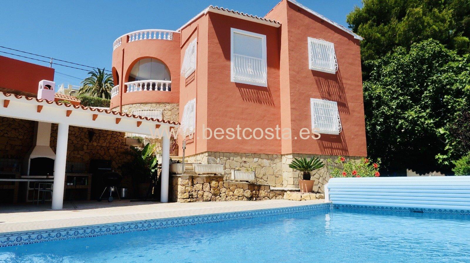 4-bedroom villa with breath-taking views, swimming pool and solarium, very private