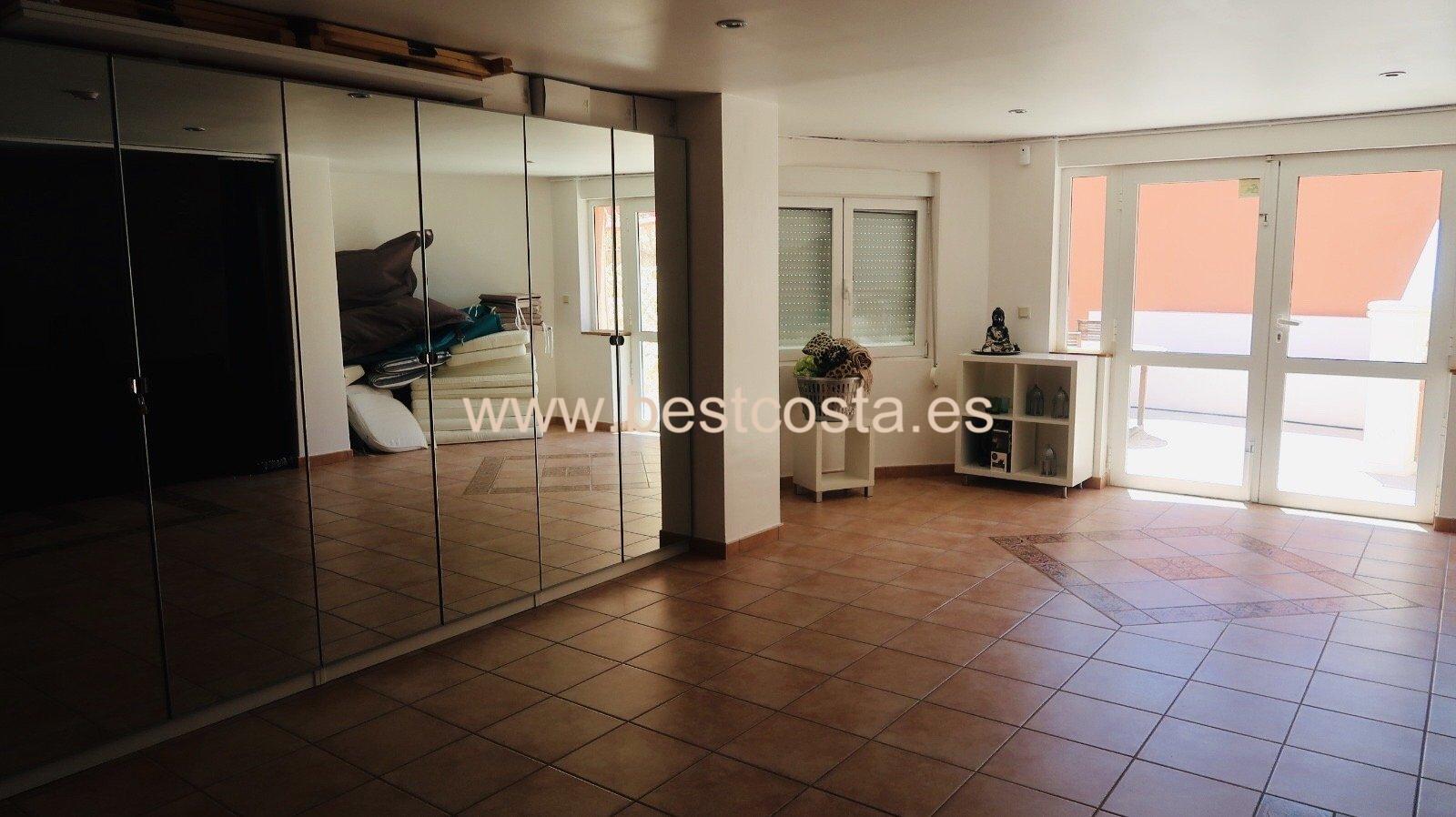 4-bedroom villa with breath-taking views, swimming pool and solarium, very private