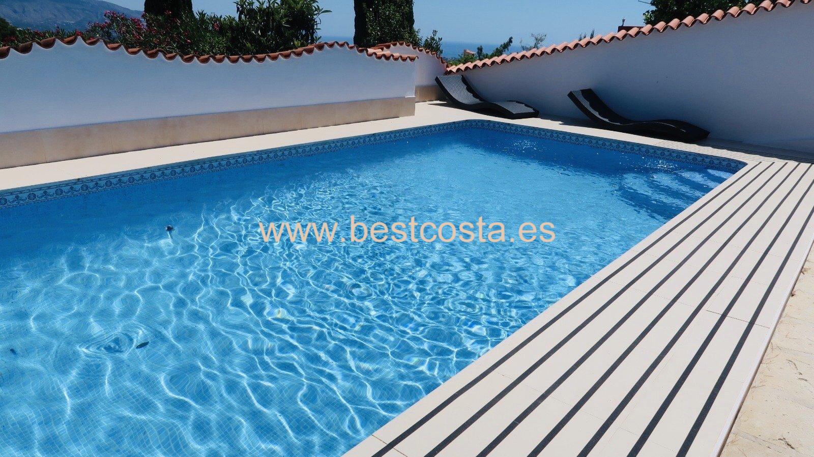 4-bedroom villa with breath-taking views, swimming pool and solarium, very private